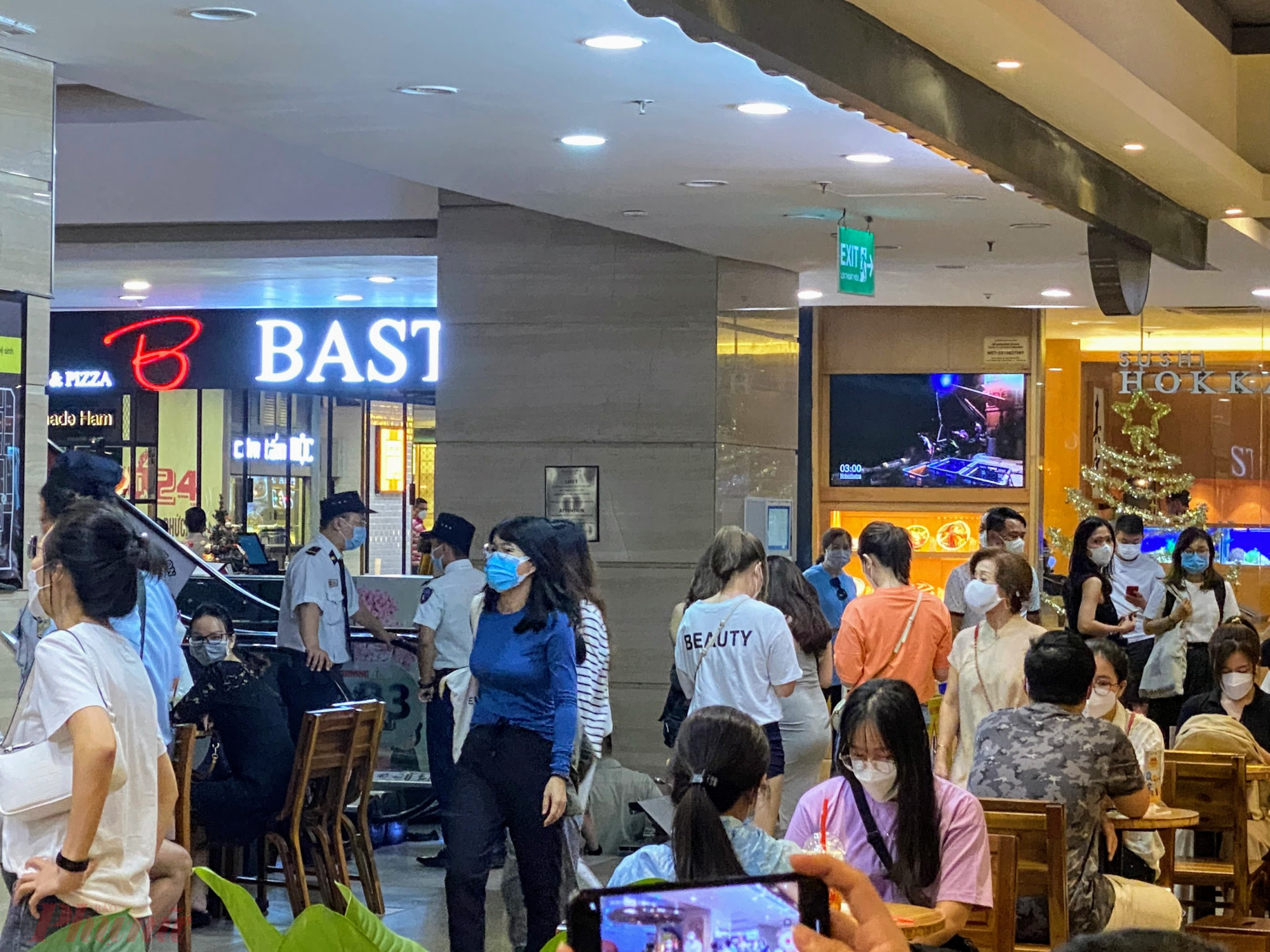 Mặc dù vậy, tại TTTM Vincom trên đường Đồng Khởi (quận 1, TPHCM) trong sáng nay dù TTTM này mở cửa cho khách lúc 10h sáng những vẫn có một nhóm khách nhỏ tập trung chờ vào mua sắm 