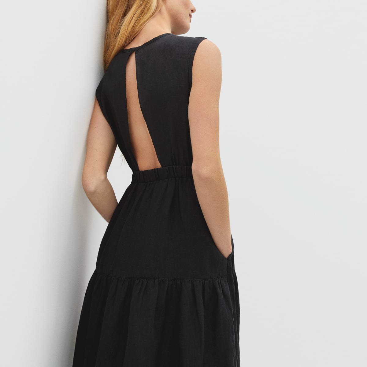 Một lựa chọn váy đen nhỏ khác, đặc điểm nổi bật của lựa chọn này là thiết kế hở lưng. 