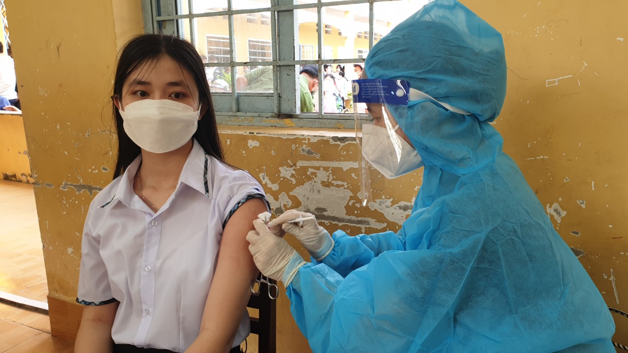 Tiêm vắc xin ngừa COVID-19 cho học sinh tại tỉnh Hậu Giang