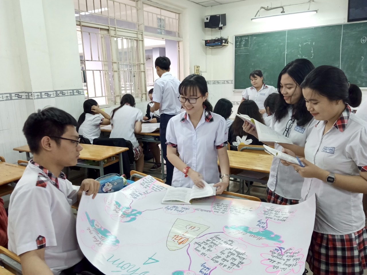 Học sinh thích thú trong các tiết Địa lý của thầy Lê Thanh Long