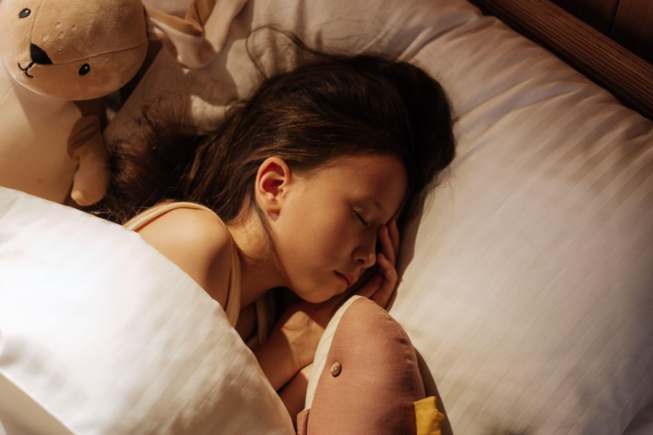   Trẻ cần được ngủ sớm và đủ giấc để đảm bảo cho sự tăng trưởng hormone và tăng cường hệ miễn dịch - Ảnh: Pexel