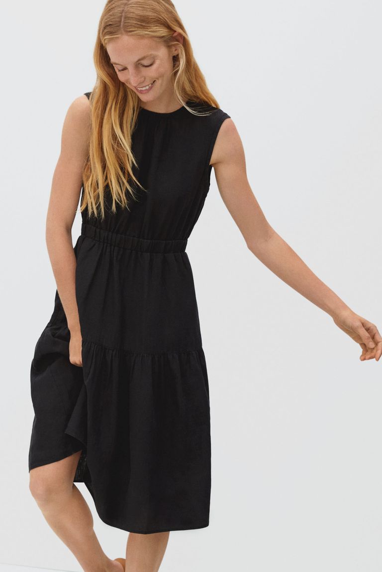 Một lựa chọn váy đen nhỏ khác, đặc điểm nổi bật của lựa chọn này là thiết kế hở lưng. 