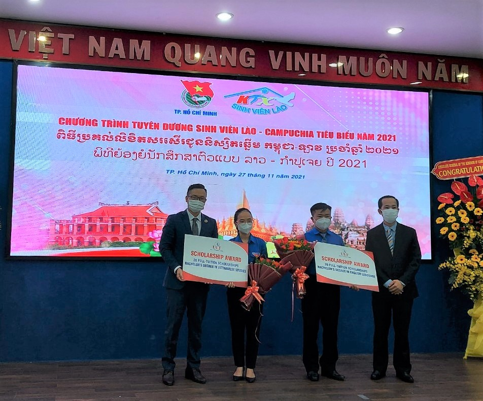 Đại học Kinh tế - Tài chính TPHCM trao 40 suất học bổng cho lưu học sinh Lào - Campuchia năm 2021.