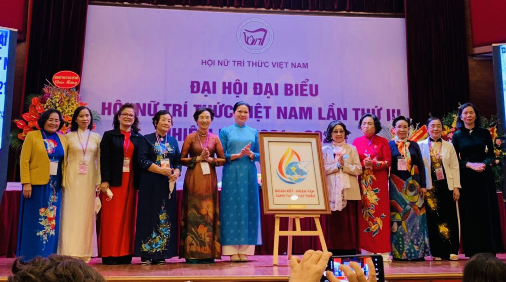 Bà Hà Thị Nga- Chủ tịch Hội LHPN Việt Nam trao quà của Trung ương Hội đến đại hội.