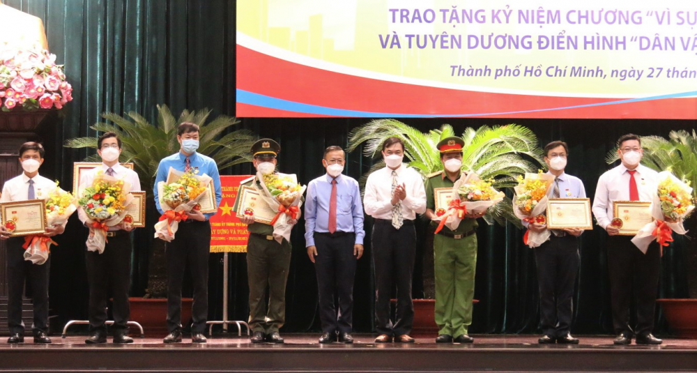 Các cá nhân nhận Kỷ niệm chương Vì sự nghiệp Dân vận. Ảnh: Tường Lam.
