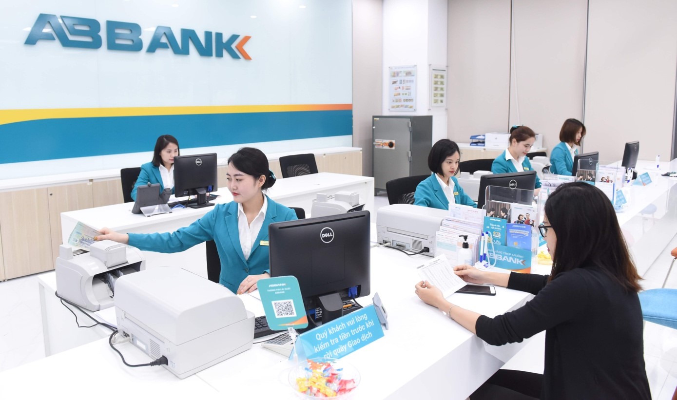 Khách đang giao dịch tại ngân hàng - Ảnh: ABBANK