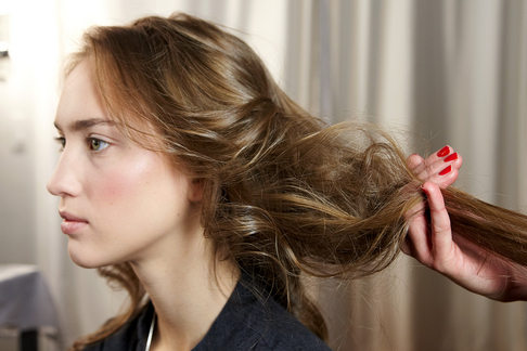 5. Chải tóc bằng tay Bạn hoàn toàn không nên chải những lọn tóc khô của mình một cách thô bạo bằng lược, thay vào đó hãy luồn các ngón tay qua tóc nếu chúng quá rối. Vì mái tóc của bạn bây giờ rất mỏng manh, hãy sử dụng lược răng thưa sau khi bạn đã thoa dầu dưỡng tóc lên tóc - điều này sẽ giúp các lọn tóc được chia đều vào nếp một cách nhẹ nhàng.