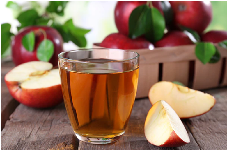 Nước táo Nước ép táo chứa nhiều chất dinh dưỡng như vitamin A, vitamin K và vitamin E, và những chất này có tác dụng cung cấp năng lượng cho cơ thể. Ngoài việc hydrat hóa, các nghiên cứu cho thấy nước ép táo có thể giúp cải thiện sức khỏe tim mạch, giảm bệnh hen suyễn, hỗ trợ giảm cân và cải thiện làn da của bạn. Bạn chỉ cần gọt vỏ táo và cắt thành những miếng nhỏ hơn, bỏ hạt và cho trái cây vào máy xay. Bạn có thể thêm nửa cốc nước vào máy xay sinh tố và xay cho đến khi mịn. 