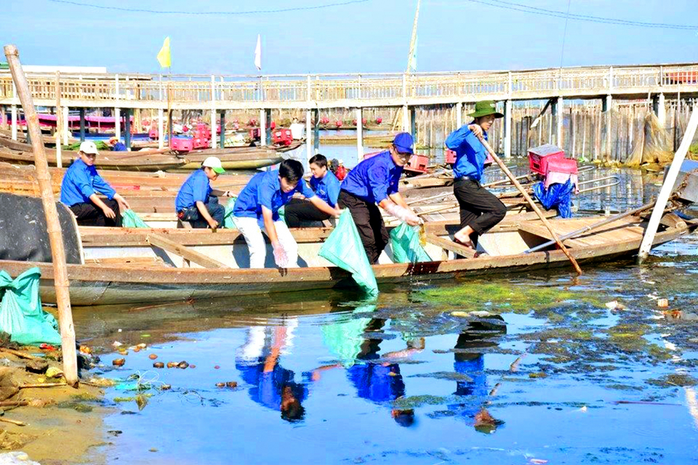 Thanh niên tình nguyện dọn dẹp vệ sinh trên đầm Chuồn trong ngày Chủ nhật xanh