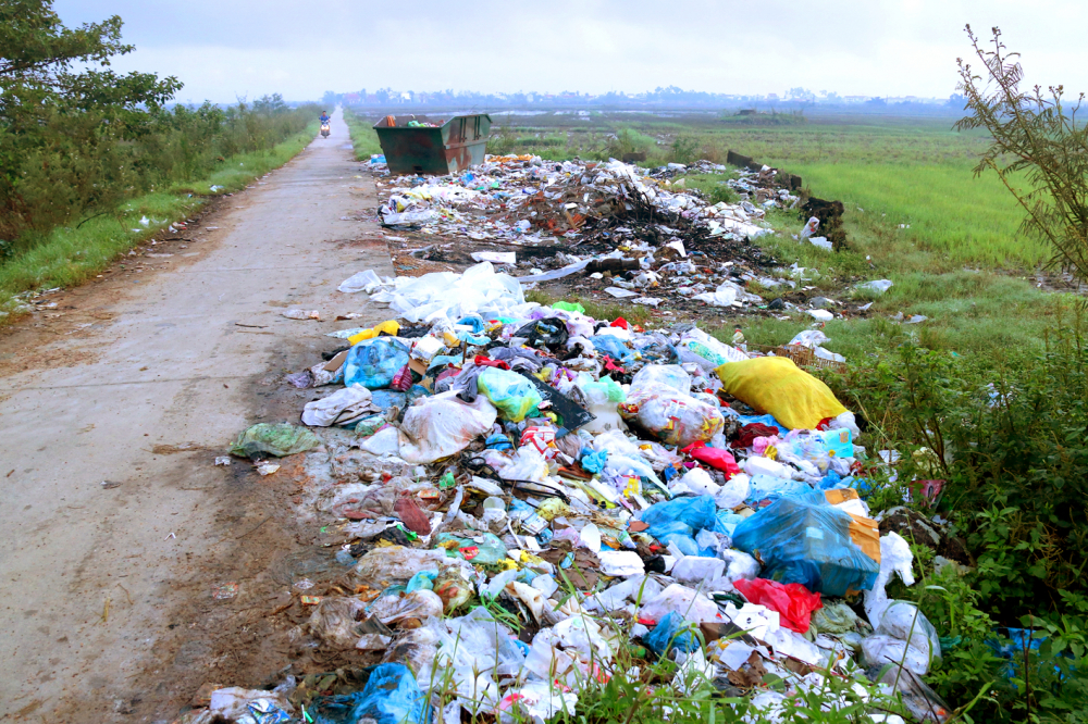 Các đường làng, ngõ xóm ở xã Phú Mỹ, TP.Huế tràn ngập rác thải nhựa