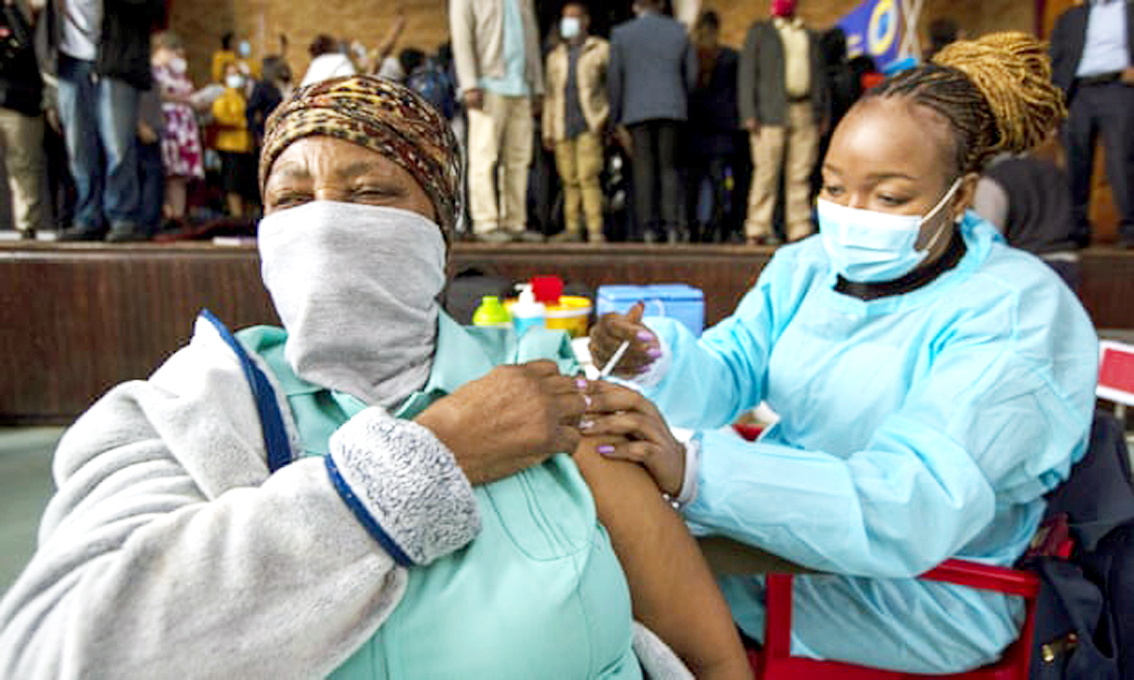 Một phụ nữ Nam Phi được tiêm ngừa vắc-xin COVID-19