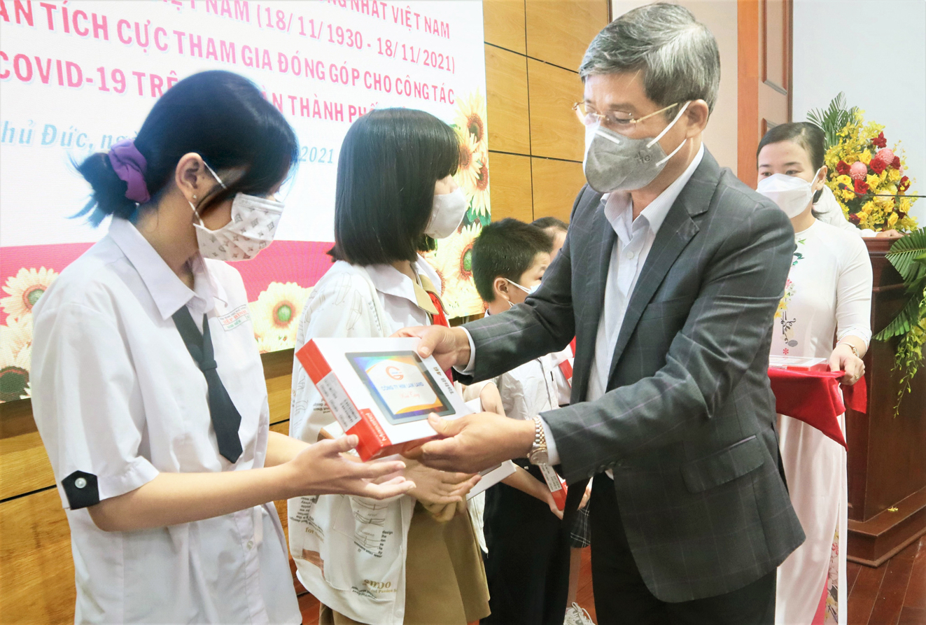 Ông Nguyễn Ngọc Thủy trao tặng máy tính bảng cho các em học sinh có hoàn cảnh khó khăn