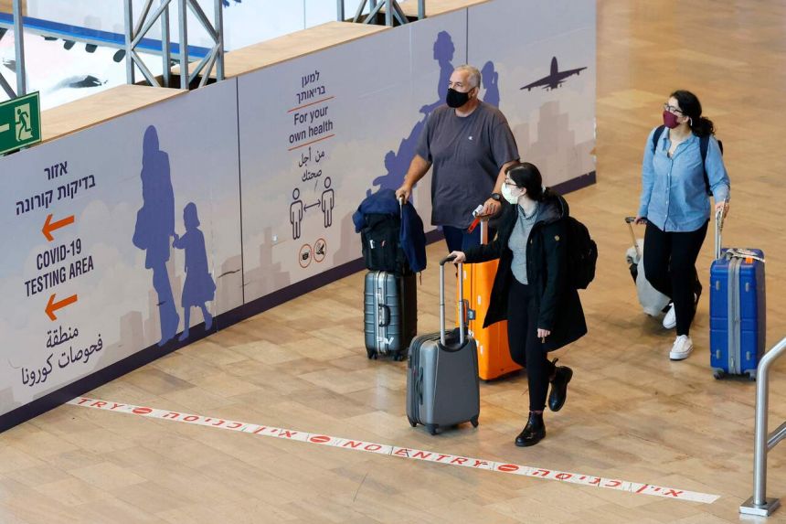 Những người đến sân bay Ben Gurion của Israel vào ngày 1 tháng 11 năm 2021.