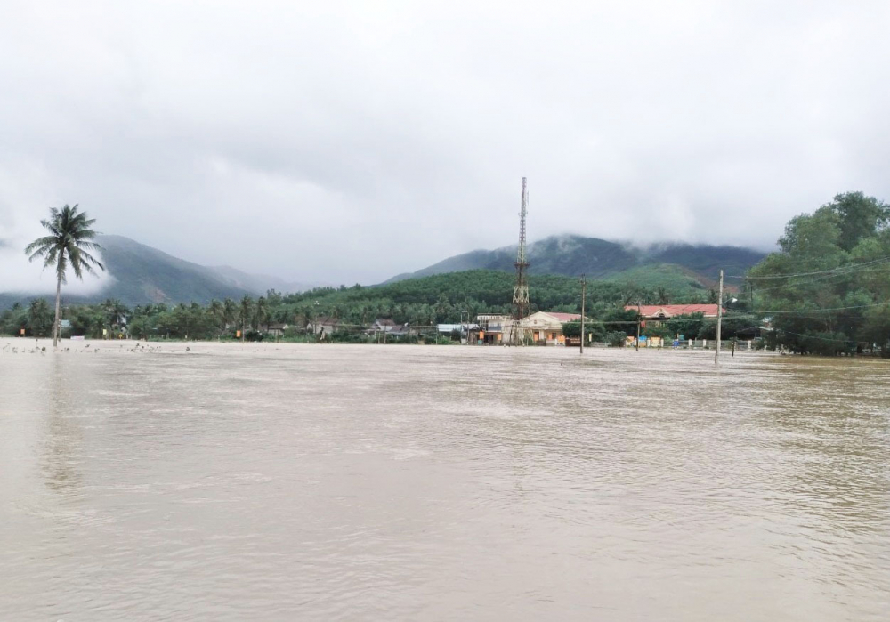Nước lũ dâng cao gây ngập nhiều nhà dân ở Bình Định