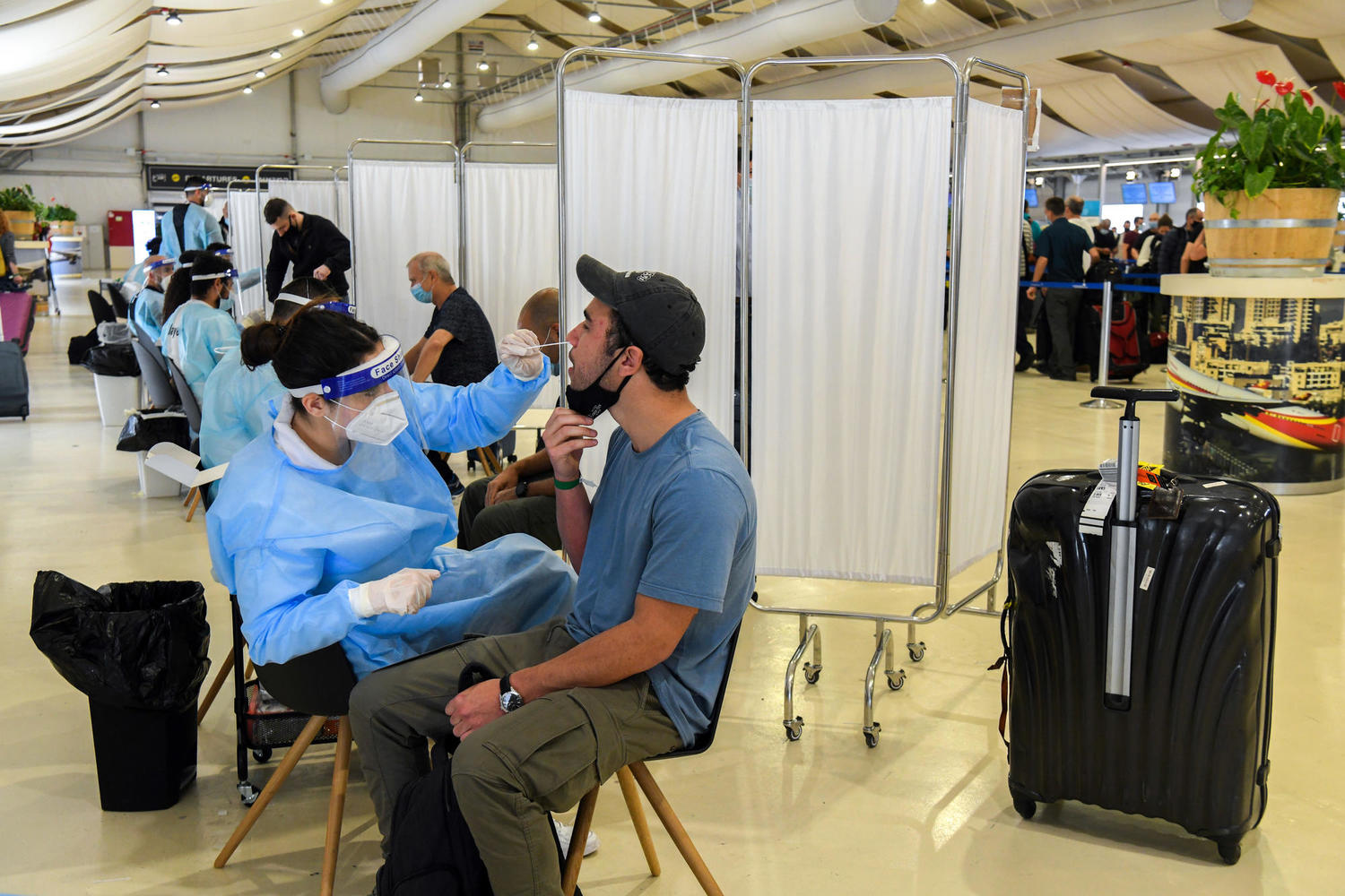 Du khách đang được test COVID-19 tại sân bay quốc tế Ben Gurion (Israel) - Ảnh: Flash90