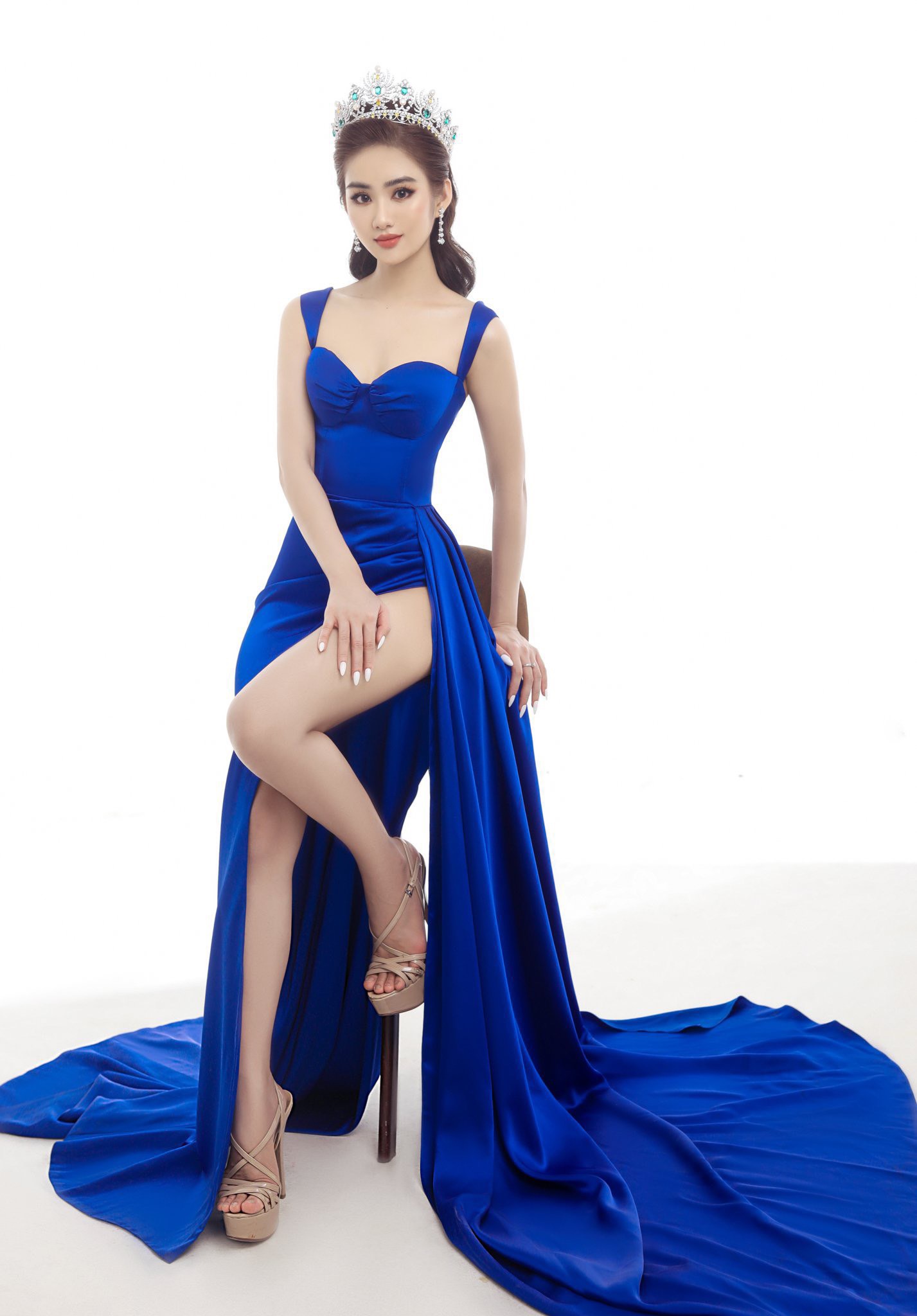 Minh Anh diện bộ váy màu xanh với đường cắt xẻ táo bạo, tôn lên chân dài và làn da trắng. 