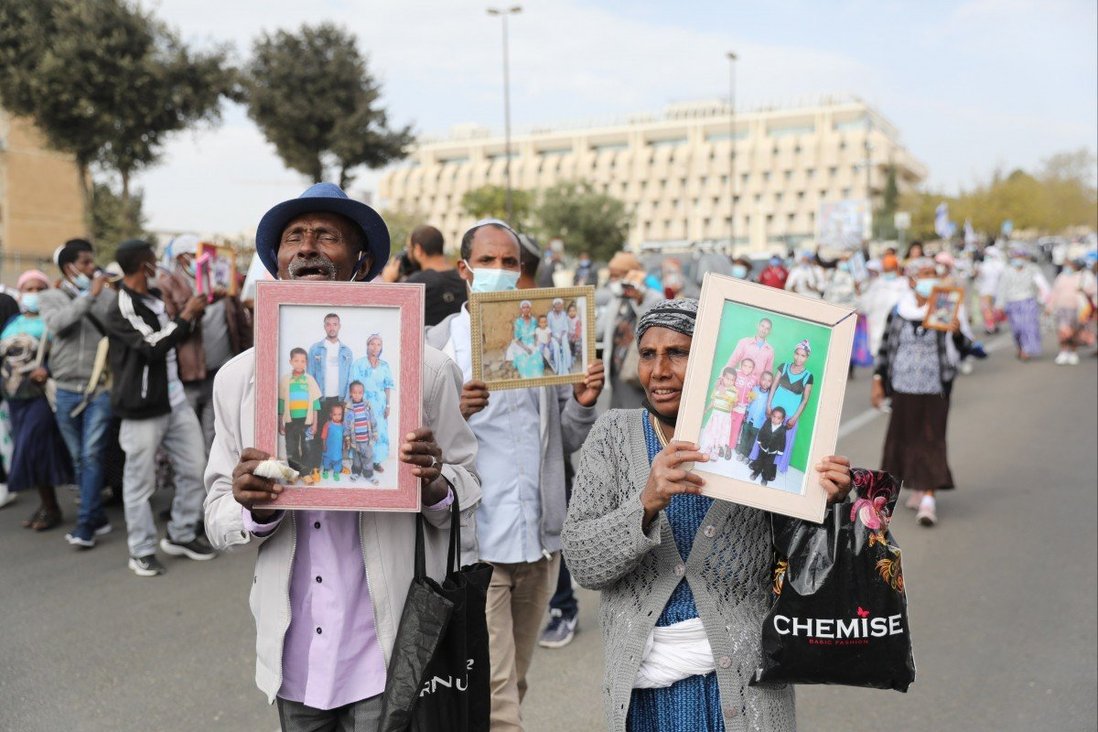 Người Do Thái Ethiopia cầm ảnh người thân vẫn còn ở Ethiopia, trong cuộc tuần hành phản đối tổ chức ở Jerusalem vào ngày 14/11