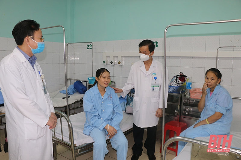 Lãnh đạo Bệnh viện Đa khoa tỉnh Thanh Hóa thăm hỏi, động viên các bệnh nhân - Ảnh: Báo Thanh Hoá