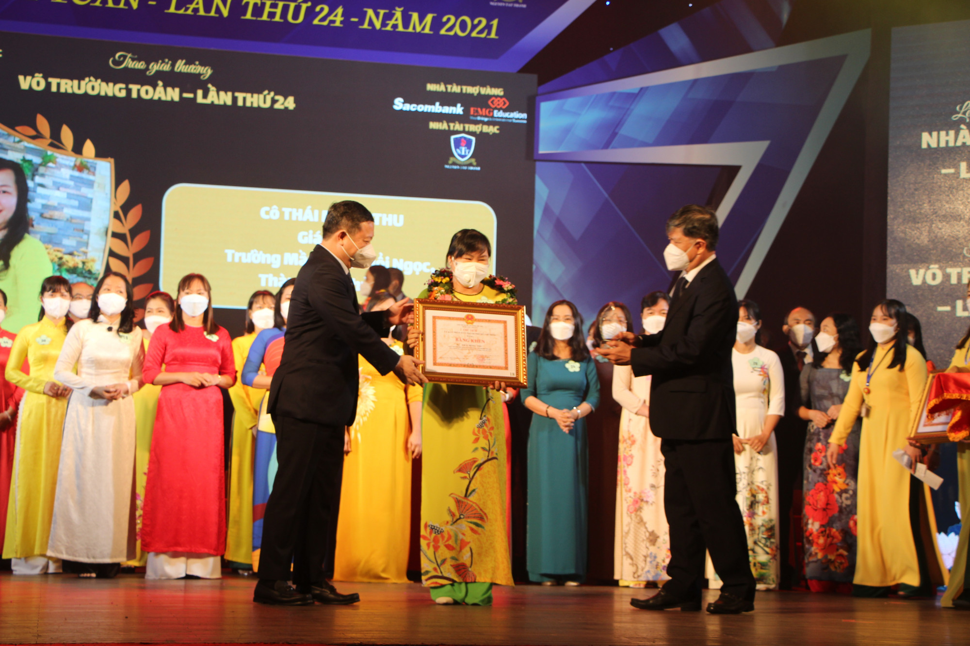Phó Chủ tịch UBND TP Dương Anh Đức (trái) cùng Giám đốc Sở GD-ĐT TP Nguyễn Văn Hiếu trao Bằng khen và kỷ niệm chương cho nhà giáo đạt giải Võ Trường Toản