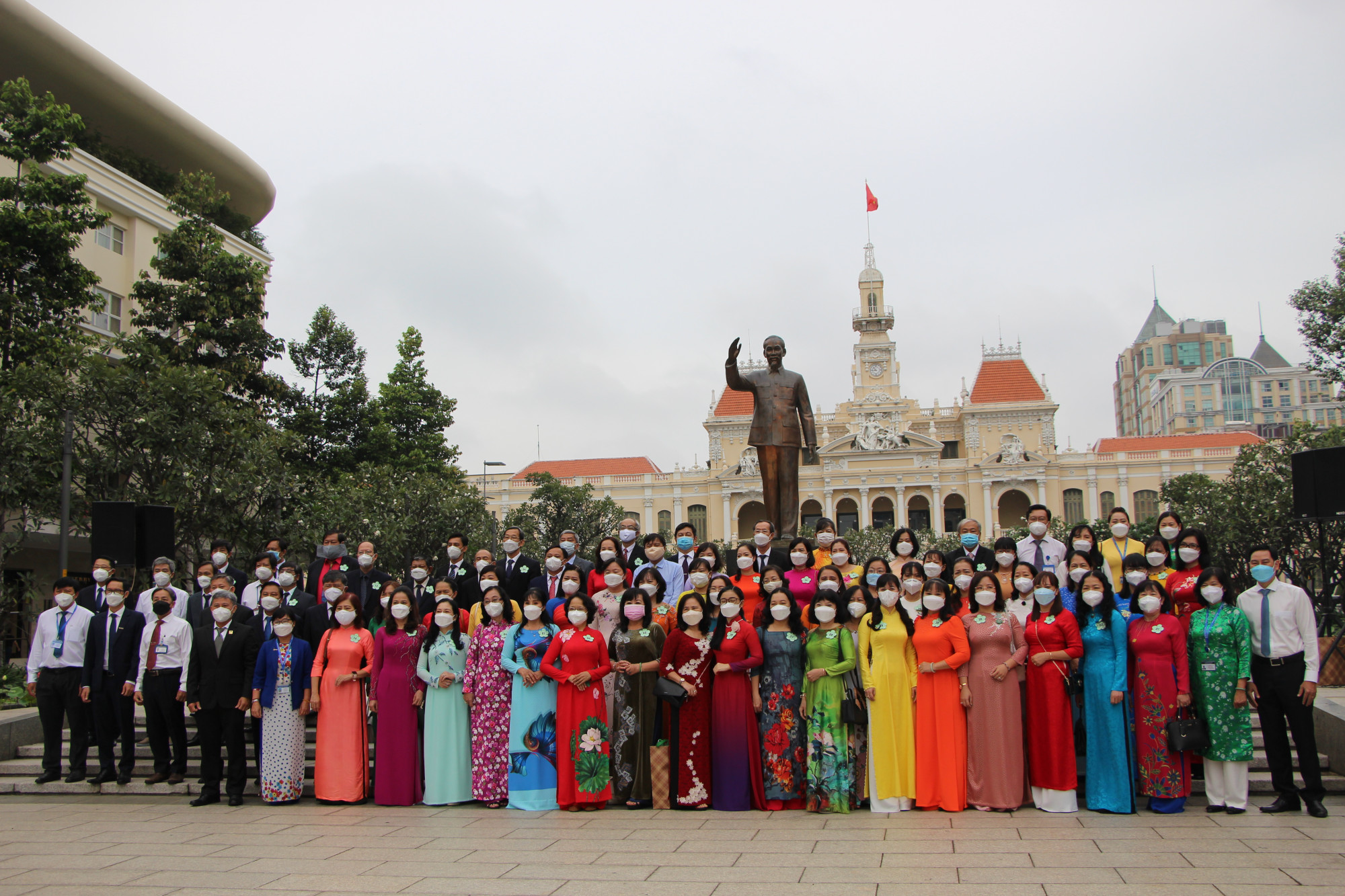 các nhà giáo cùng lãnh đạo Sở GD-ĐT TP.HCM dân hoa tại tượng đài Chủ tịch Hồ Chí Minh