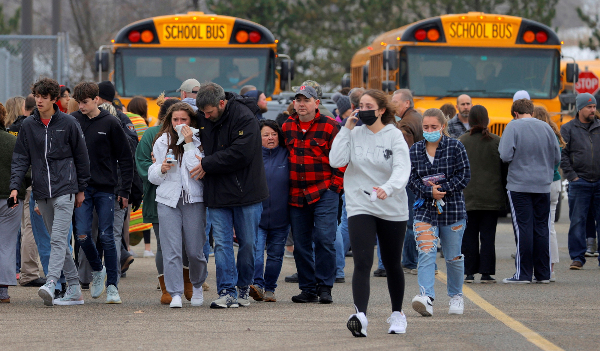 Phụ huynh và học sinh sơ tán khỏi trường học sau vụ nổ súng kinh hoàng.