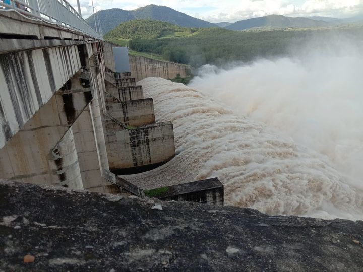 Thủy điện Sông Ba Hạ xả lũ