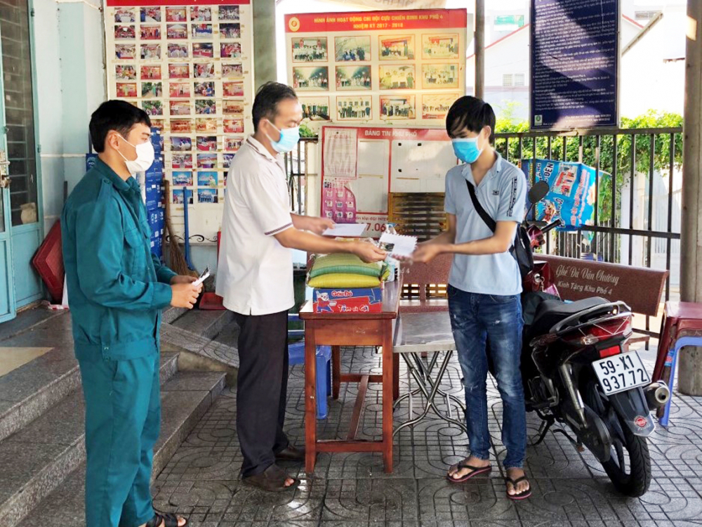  Ông Nguyễn Văn Thương đại diện khu phố hỗ trợ cho một sinh viên gặp khó khăn do dịch bệnh