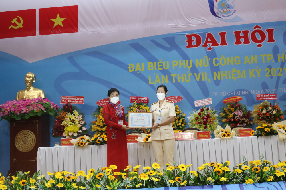 Bà Nguyễn Trần Phượng Trân  - Chủ tịch Hội LHPN TPHCM...