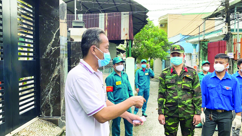 Ông Nguyễn Văn Thương (trái) triển khai công tác an sinh cùng các tình nguyện viên 