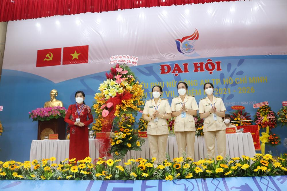 Bà Nguyễn Trần Phượng Trân (bìa trái) - Chủ tịch Hội LHPN TP.HCM - tặng hoa chúc mừng đại hội. 