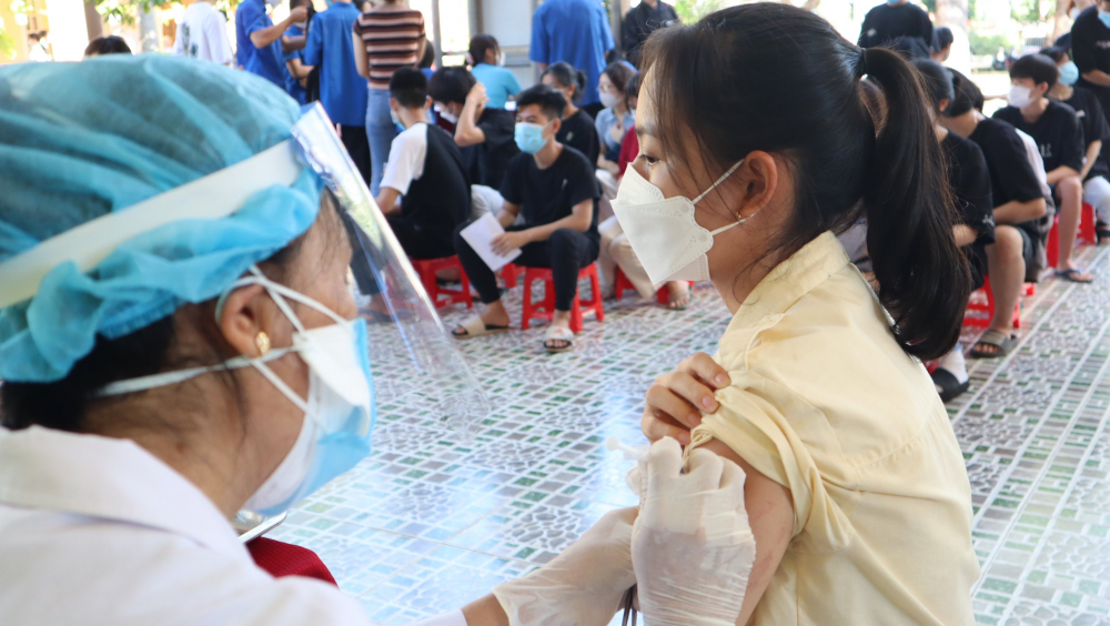 Tỉnh Bình Phước triển khai tiêm vắc xin cho trẻ từ 12 đến 17 tuổi.