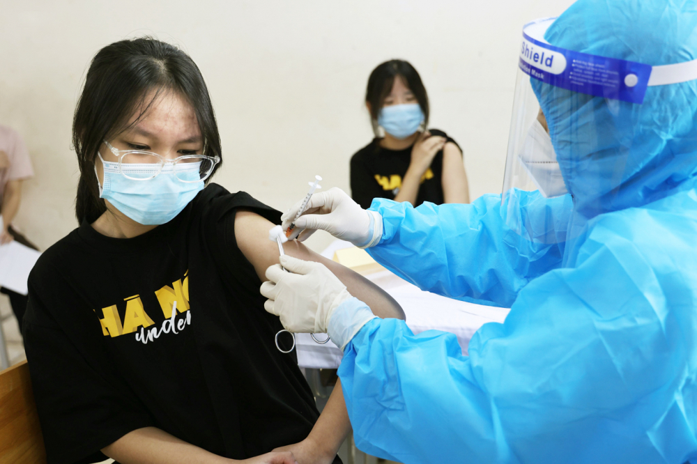 Hà Nội đã gấp rút tiêm vắc-xin cho học sinh trước khi mở cửa trường học vào tháng 12/2021 - ẢNH: BẢO KHANG