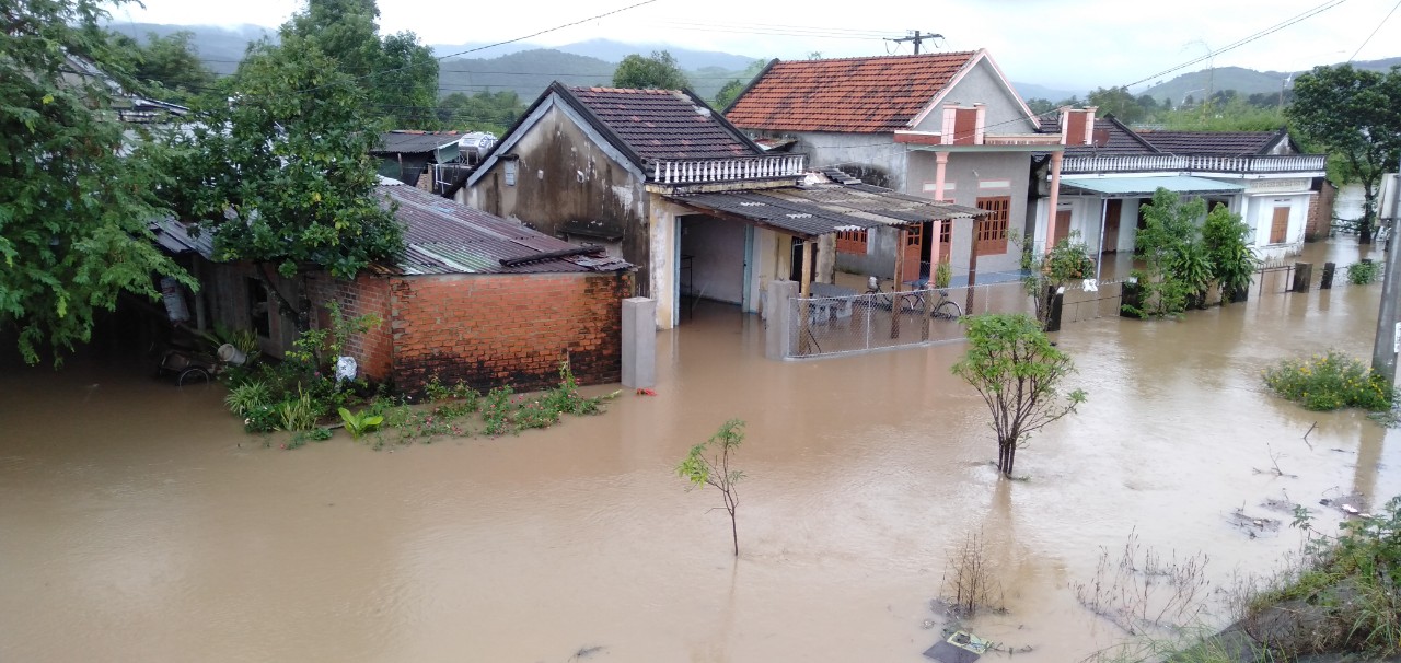 Nước lụt ngập nhà dân ở huyện Đồng Xuân