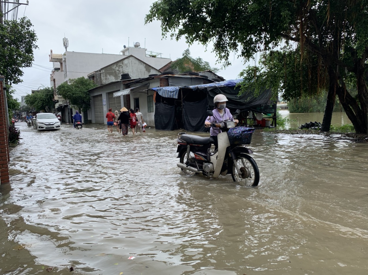 Người dân ở khu vực chợ Xéo (TP Tuy Hòa) bị ngập lụt