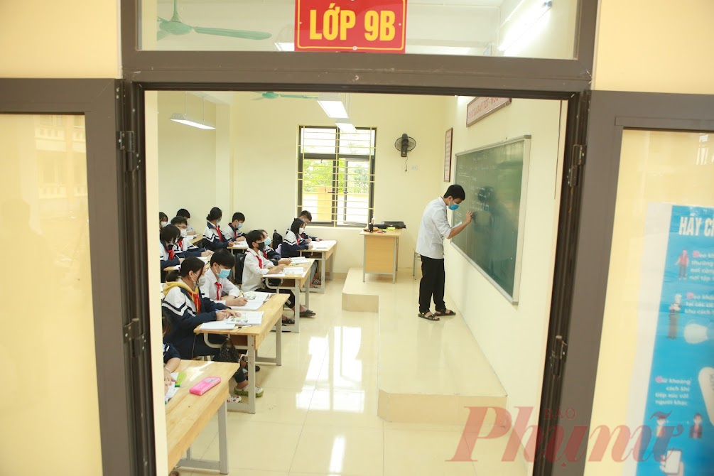 Học sinh lớp 9 huyện Ba Vì (Hà Nội) đã quay lại trường học trực tiếp - Ảnh: Đại Minh