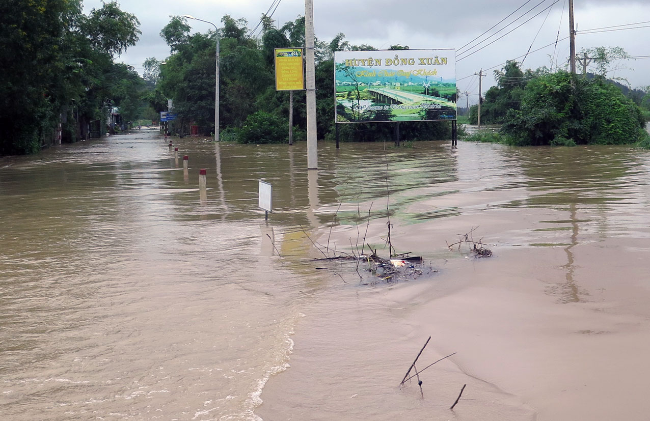 Tuyến đường ĐT 641 từ huyện Tuy An đi huyện Đồng Xuân nước ngập sâu