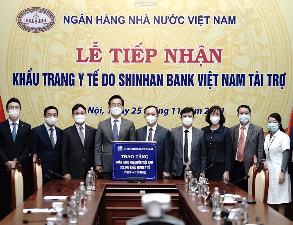 Phó Thống đốc NHNN Đào Minh Tú đánh giá cao sự hỗ trợ của ngân hàng - Ảnh: Shinhan