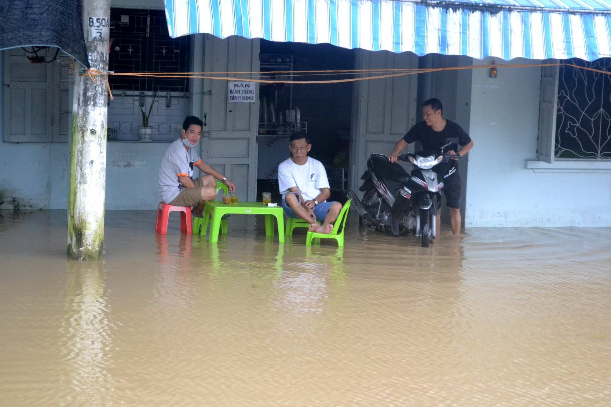 Hiện nước đã rút nhưng chậm nên nhà dân khu vực hai bên đường 23/10 vẫn đang còn ngập nước