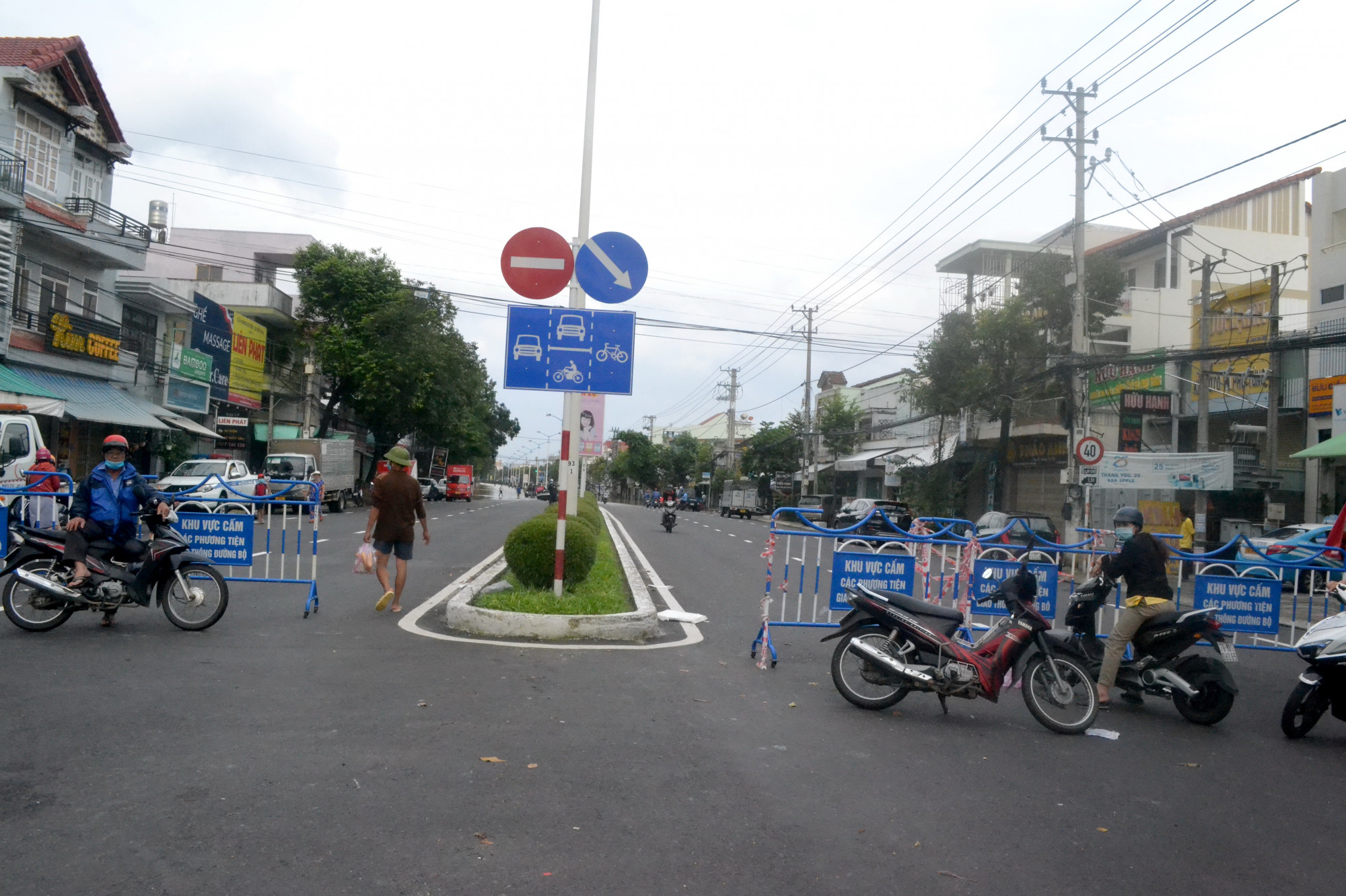 Các đơn vị đã đặt biển cấm đi vào khu vực bị ngập nước ở đường 23/10, TP. Nha Trang