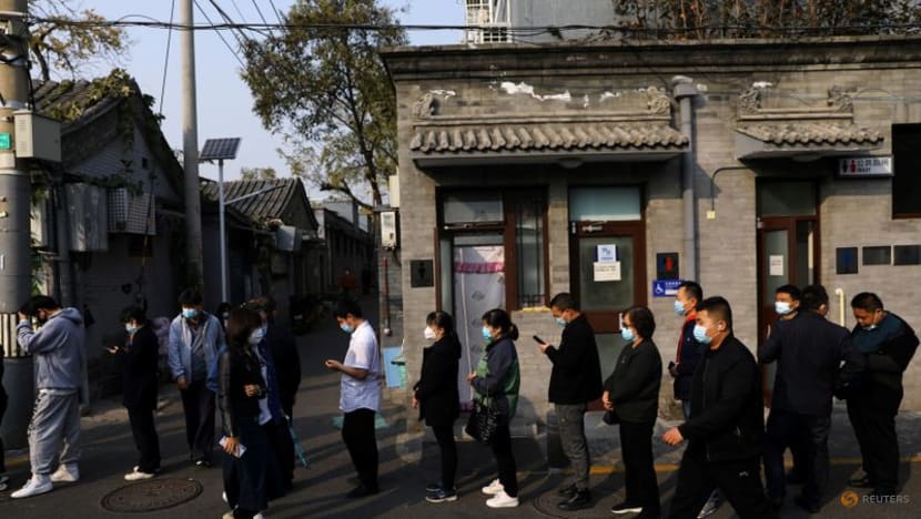 Người dân xếp hàng bên ngoài một điểm tiêm chủng sau khi Bắc Kinh bắt đầu cung cấp các mũi tiêm nhắc vào tháng Mười
