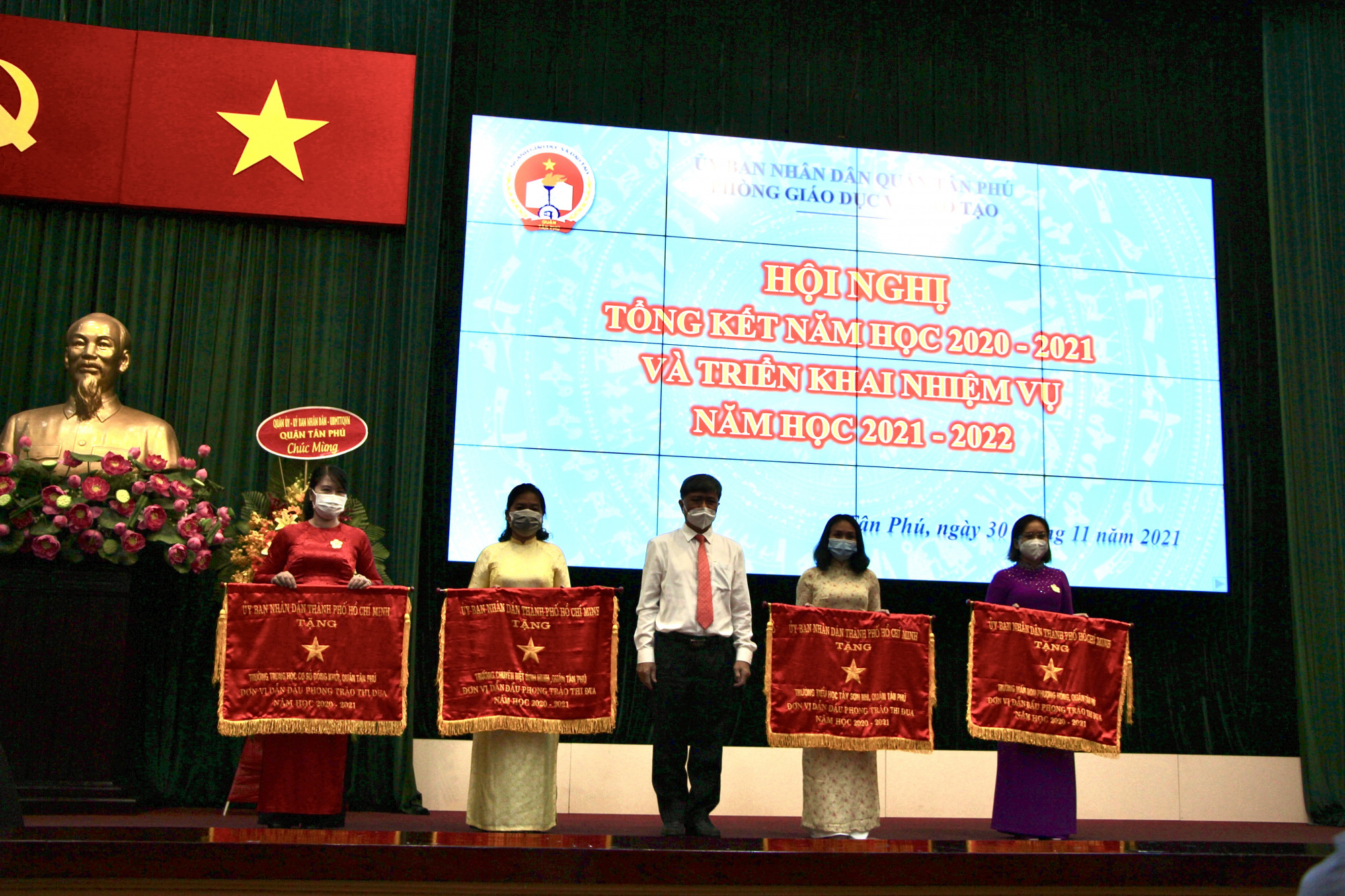 Ông Nguyễn Văn Hiếu trao Cờ thi đua cho 4 tập thể xuất sắc Q.Tân Phú năm học 2020-2021