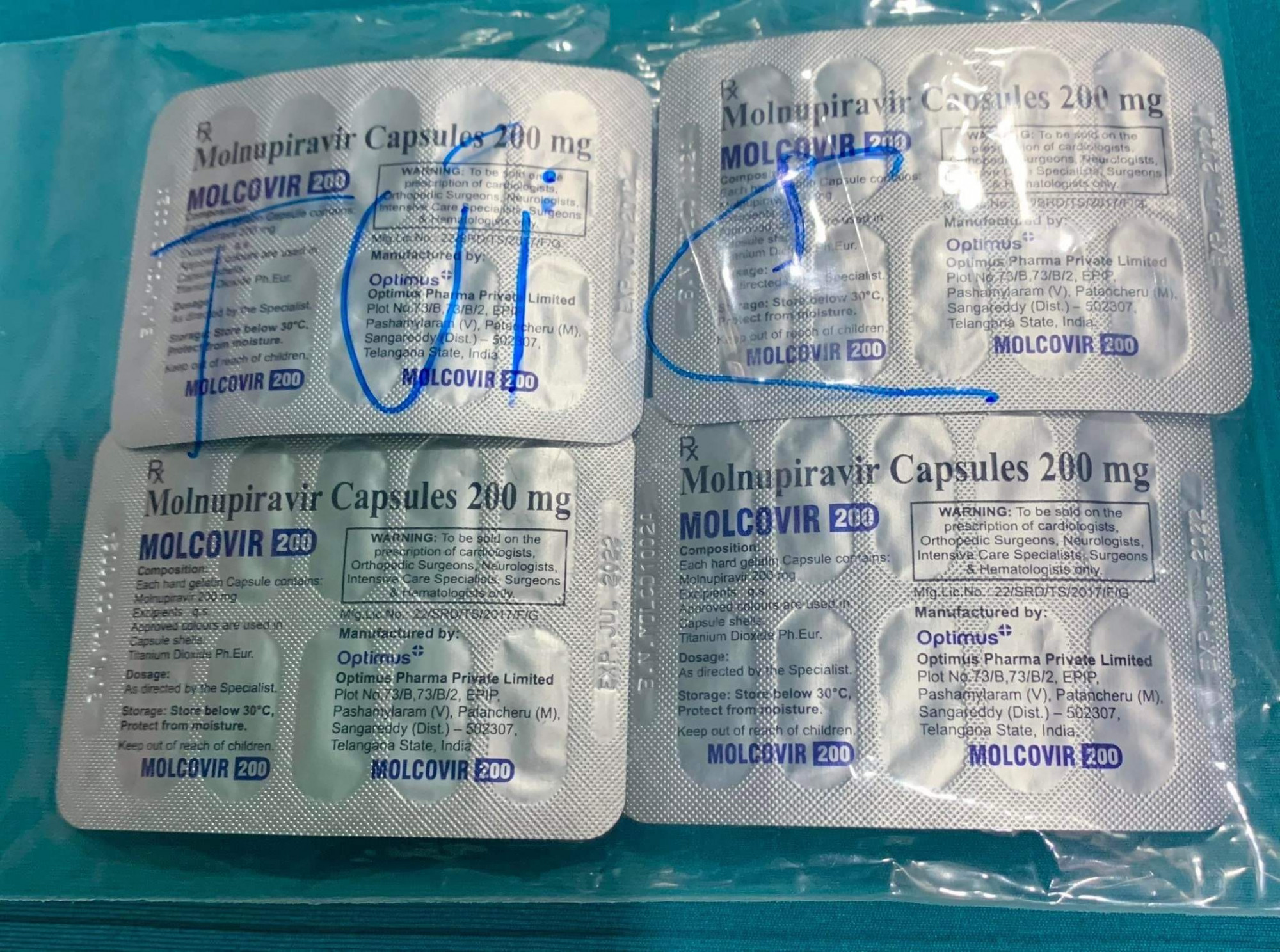 Thuốc kháng vi rút như Molnupiravir nằm trong gói thuốc C dành cho F0 điều trị tại nhà được sử dụng theo quyết định đặc biệt của Bộ Y tế nhưng hiện đang được rao bán tràn lan trên mạng. Ảnh: Quốc Ngọc