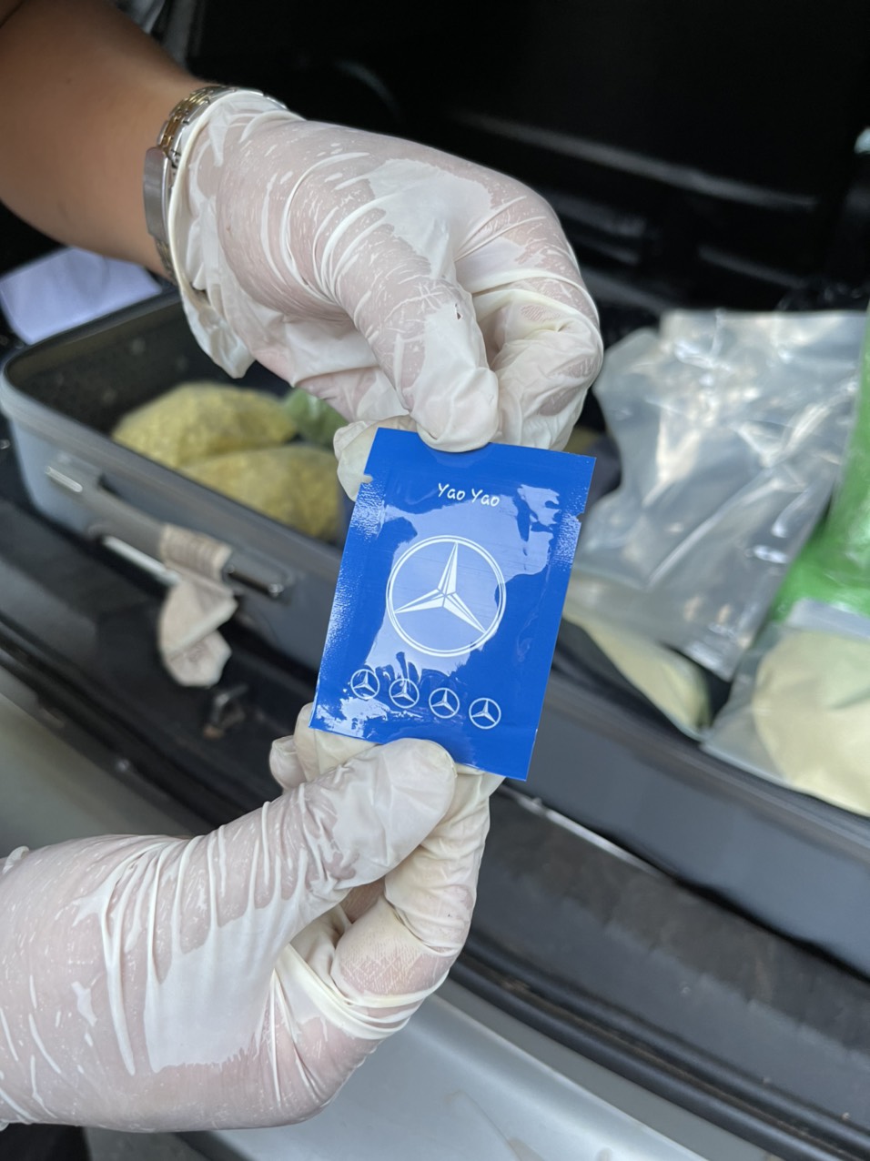 Ma túy được đựng trong bao bì in hình biểu tượng Mercedes.