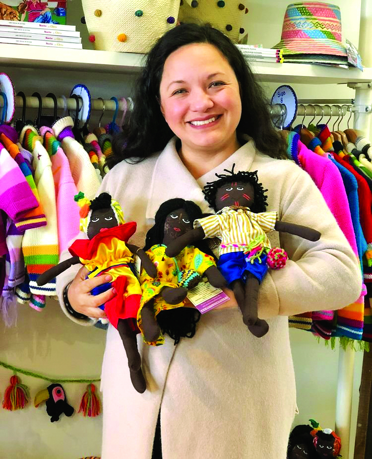 Nữ doanh nhân Liliana Bravo Quiroz quảng bá sản phẩm thủ công mang dấu ấn văn hóa Nam Mỹ tại cửa hàng trực thuộc Trung tâm Casa Bonita - Ảnh: Casa Bonita Lifestyle