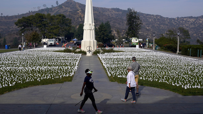  Du khách đi bộ xung quanh đài tưởng niệm các nạn nhân của COVID-19 tại Đài quan sát Griffith, ngày 19 tháng 11 năm 2021, ở Los Angeles. 