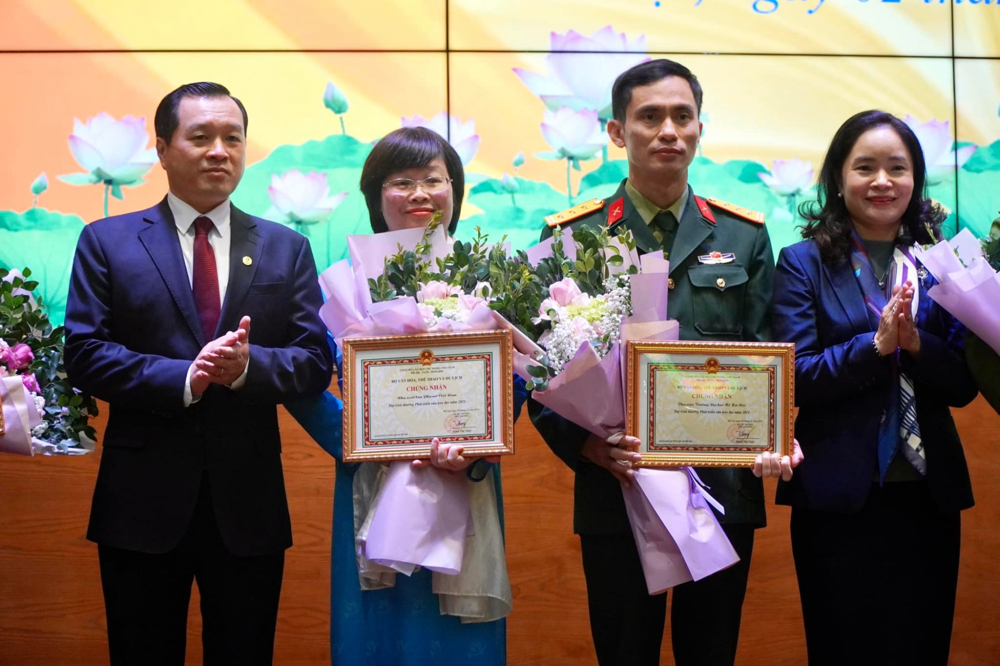 Bà Khúc Thị Hoa Phượng, Giám đốc nhà xuất bản Phụ Nữ Việt Nam (thứ hai từ trái sang) đại diện đơn vị nhận giải thưởng