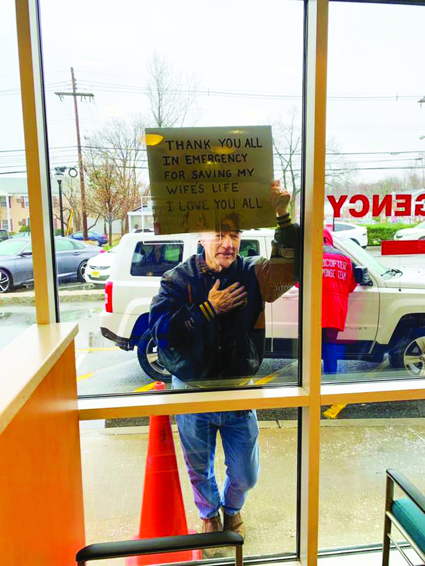 Bức ảnh chụp người đàn ông đứng bên ngoài Trung tâm Y tế Morristown gửi lời cám ơn đến nhân viên y tế vì đã cứu sống vợ ông lúc nguy cấp - ẢNH: DR