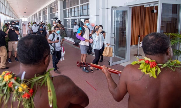Các vũ công truyền thống chào đón du khách khi Fiji mở cửa biên giới cho du khách quốc tế lần đầu tiên sau 615 ngày. Ảnh: TOURISM FIJI / AFP / Getty Images