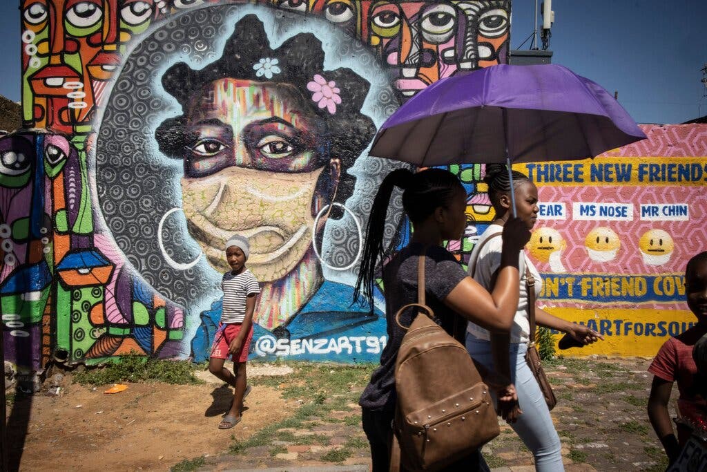 Tranh graffiti tuyên truyền về COVID-19 ở Johannesburg, Nam Phi