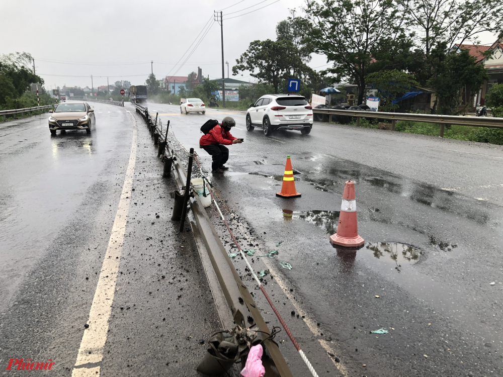 Từ năm 2019 đến nay, báo Phụ Nữ TP HCM đã nhiều lần phản ánh tình trạng Quốc lộ 1A hư hỏng, mặt đường liên tục xuất hiện ổ gà, vết sình lún gây mất an toàn giao thông đoạn qua địa bàn huyện Phú Lộc và Phong Điền, tỉnh Thừa Thiên Huế.
